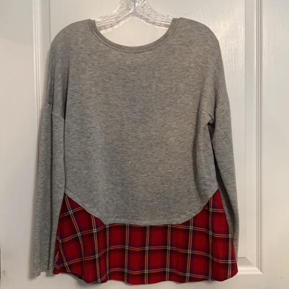 Potter’s Pot Gray Top with Flannel Detail - Picture 2 of 4